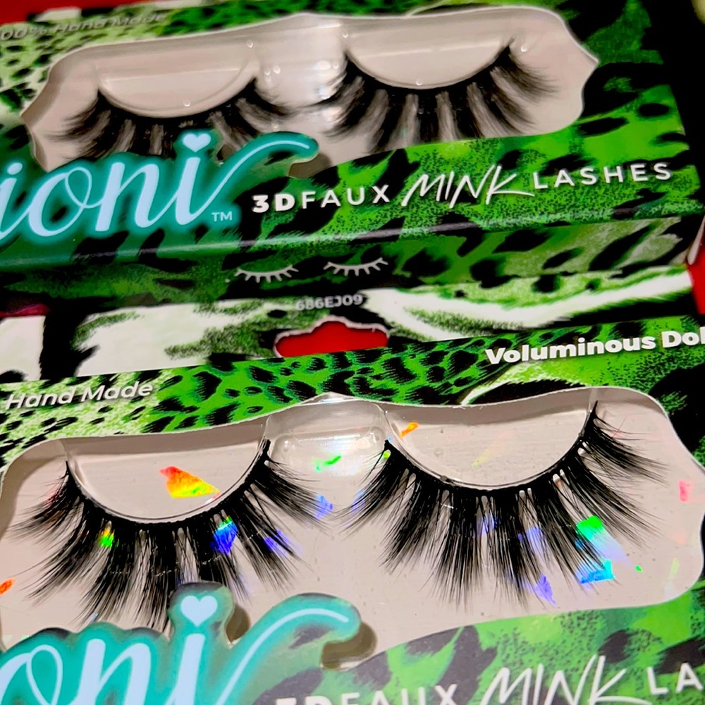 Voluminous Doll lashes